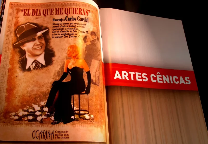 Revista do Encontro Niterói América do Sul aberta na seção Artes Cênicas, com cartaz de homenagem a Carlos Gardel.