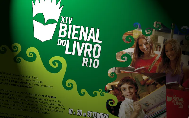 Peça verde da XIV Bienal do Livro Rio com grafismo de espirais e um menino segurando um livro.