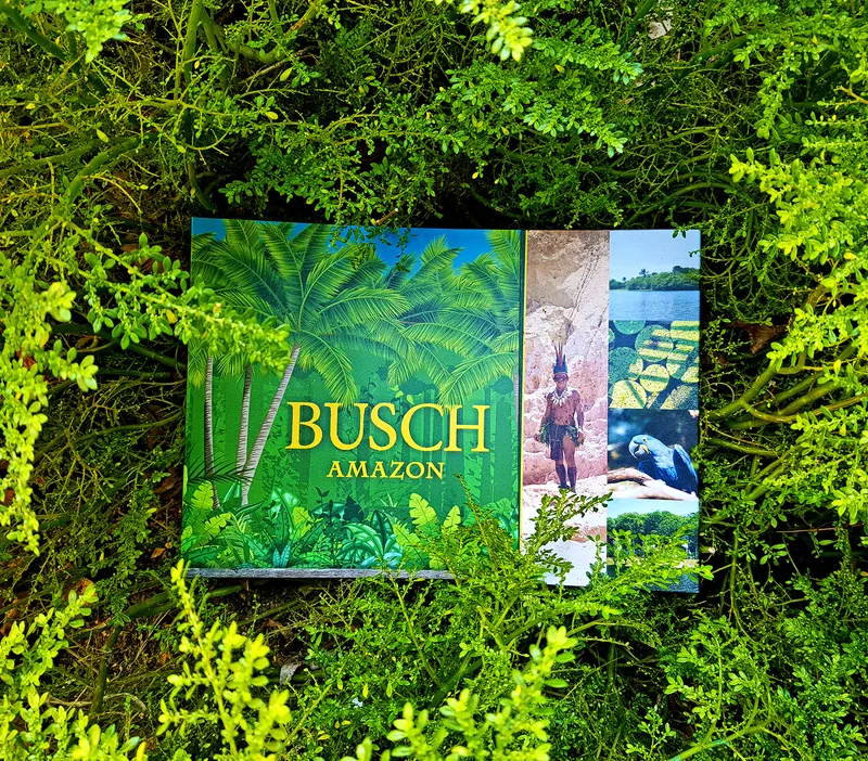 Material da Busch Amazon pousado sobre folhagem verde.
