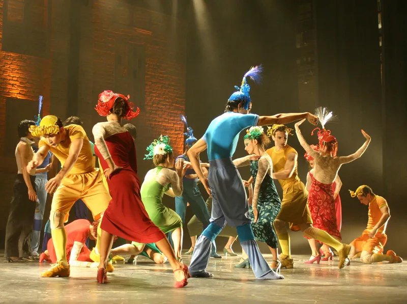 Bailarinos com figurinos coloridos em cena no Niterói Encontro com Espanha.