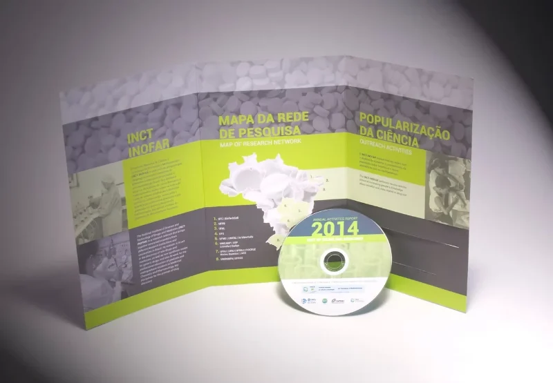 Folder do relatório do INCT Inofar aberto em três partes, em cinza e verde-limão, com o CD à frente.