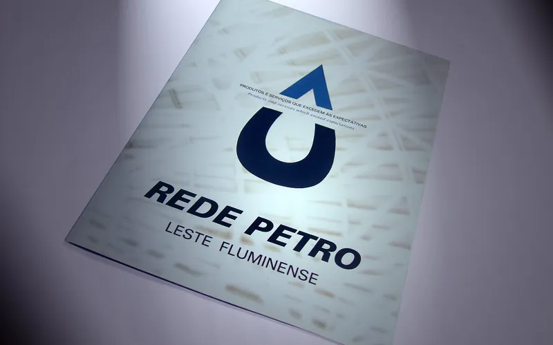 Capa da publicação Rede Petro Leste Fluminense com a marca em azul.
